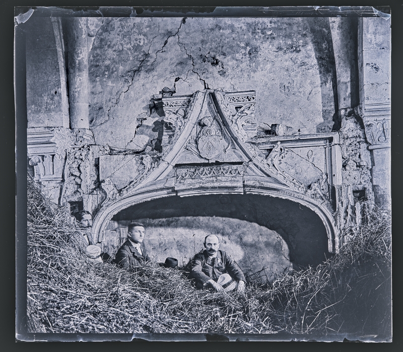 Georges Thiry, Intérieur de l'ancienne abbaye de Sainte-Marie-au-Bois transformée en étable au XIXe siècle, vers 1900. Négatif gélatino-argentique sur plaque de verre, inv. 2019.0.1086