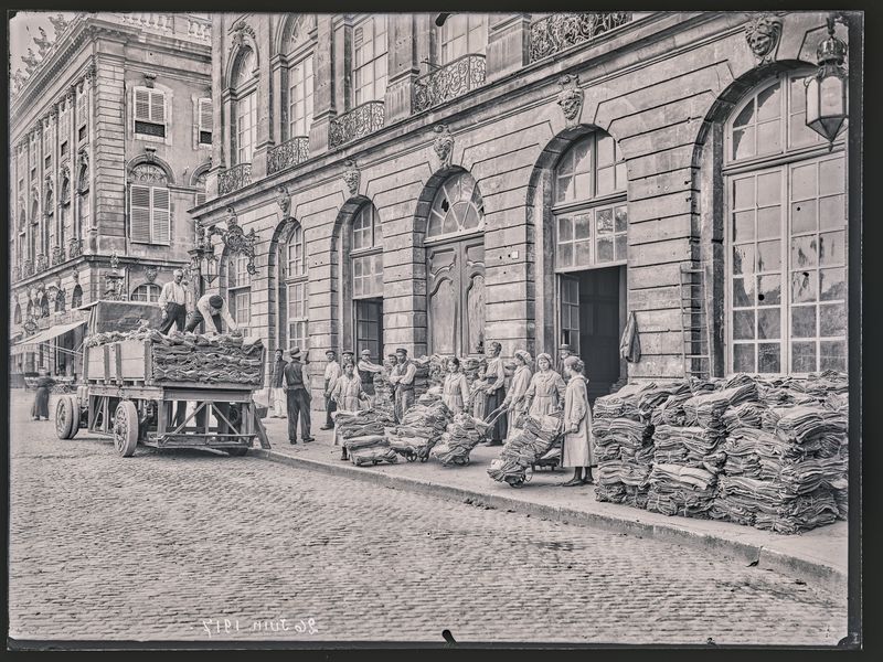 Anonyme, Femme œuvrant à l’effort de guerre, 26 juin 1917. Négatif gélatino-argentique sur plaque de verre, inv. 2019.0.4376