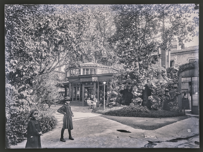 Attribué à Félix Roy, Le café de la Comédie (la Rotonde) et son jardin place Stanislas, vers 1900. Négatif gélatino-argentique sur plaque de verre, inv. 2019.0.4482