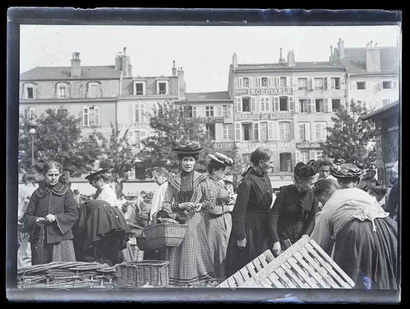 Félix Roy, Scène de marché à Nancy vers 1905. Négatif gélatino-argentique sur plaque de verre, inv. 2019.0.520