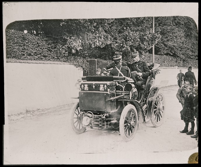 Félix Roy, Le général Langlois en automobile lors des grandes manœuvres de Nancy en 1901. Positif gélatino-argentique sur plaque de verre, inv. 2019.0.5463