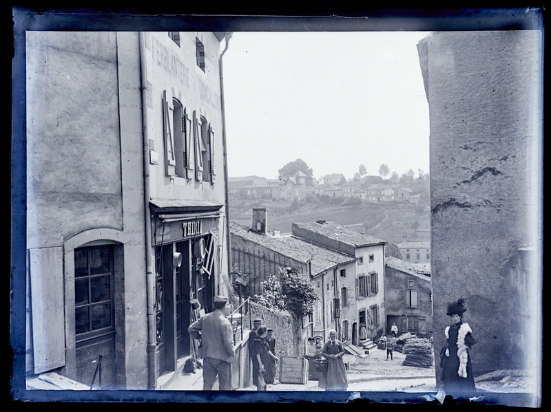 Félix Roy, Une rue de Briey en 1908. Négatif gélatino-argentique sur plaque de verre, inv. 2019.0.736