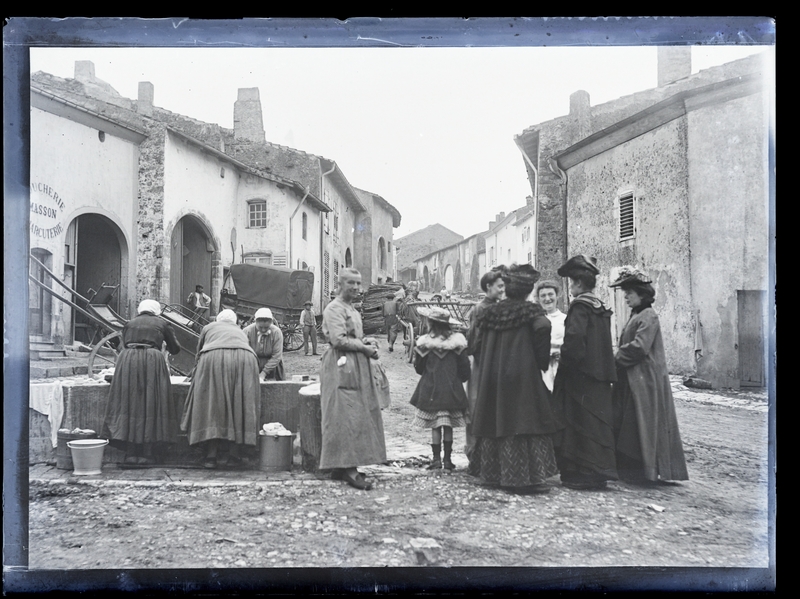 Félix Roy, Discussion dans une rue de Chaligny en 1905. Négatif gélatino-argentique sur plaque de verre, inv. 2019.0.761