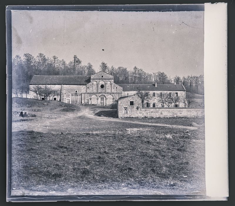 Georges Thiry, L'ancienne abbaye de Sainte-Marie-au-Bois à Vilcey-sur-Trey (54), vers 1900. Négatif gélatino-argentique sur plaque de verre, inv. 2019.0.1084