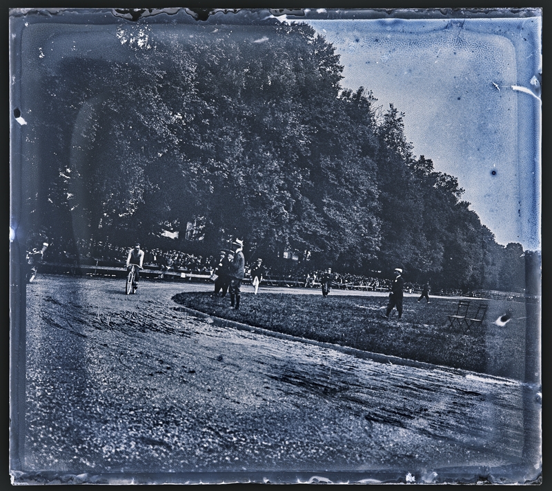 Anonyme, Course cycliste à Nancy vers 1900. Négatif gélatino-argentique sur plaque de verre, inv. 2019.0.1765