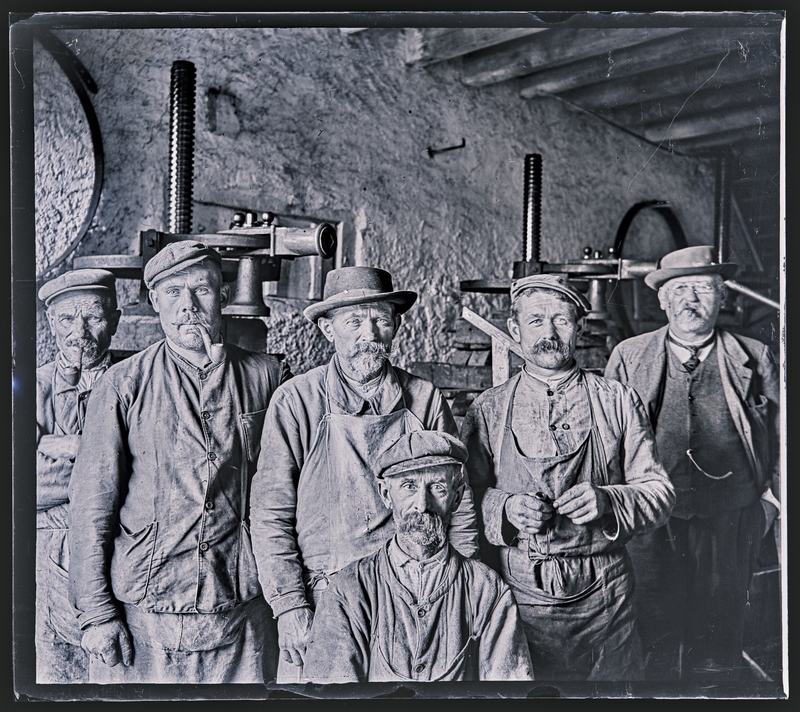 Georges Thiry, Vignerons dans la salle du pressoir à Vic-sur-Seille en 1907. Négatif gélatino-argentique sur plaque de verre, inv. 2019.0.1852