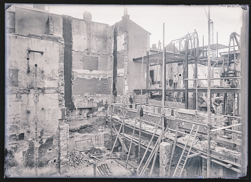 Anonyme, La construction de la Belle Jardinière à Nancy en 1913. Négatif gélatino-argentique sur plaque de verre, inv. 2019.0.3123