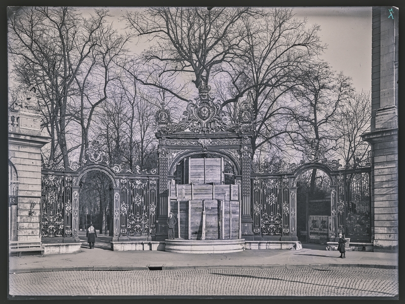 Anonyme, Fontaine d’Amphitrite protégée des bombes durant la Première Guerre mondiale, vers 1914. Négatif gélatino-argentique sur plaque de verre, inv. 2019.0.4390