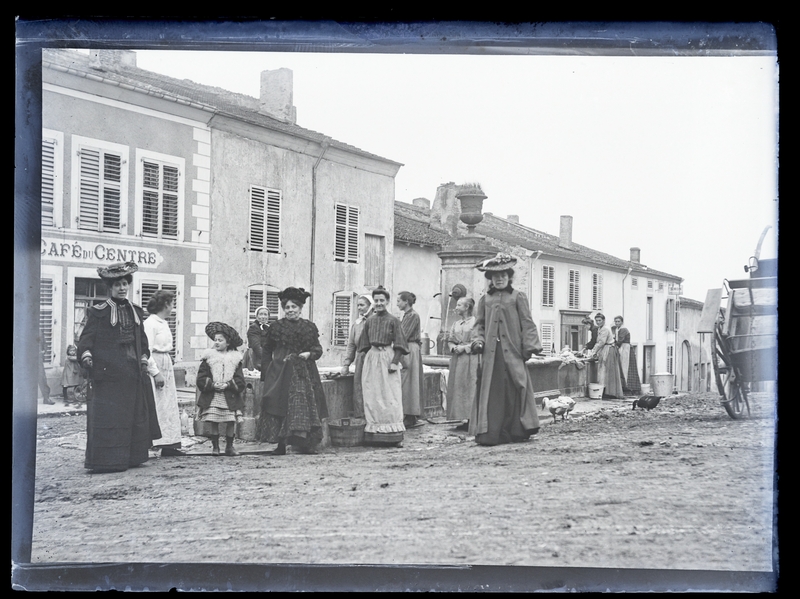 Félix Roy, Rencontre sur une place de Chaligny en 1905. Négatif gélatino-argentique sur plaque de verre, inv. 2019.0.760