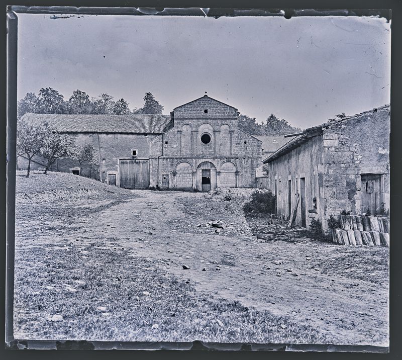 Georges Thiry, L'ancienne abbaye de Sainte-Marie-au-Bois à Vilcey-sur-Trey (54), vers 1900. Négatif gélatino-argentique sur plaque de verre, inv. 2019.0.1089