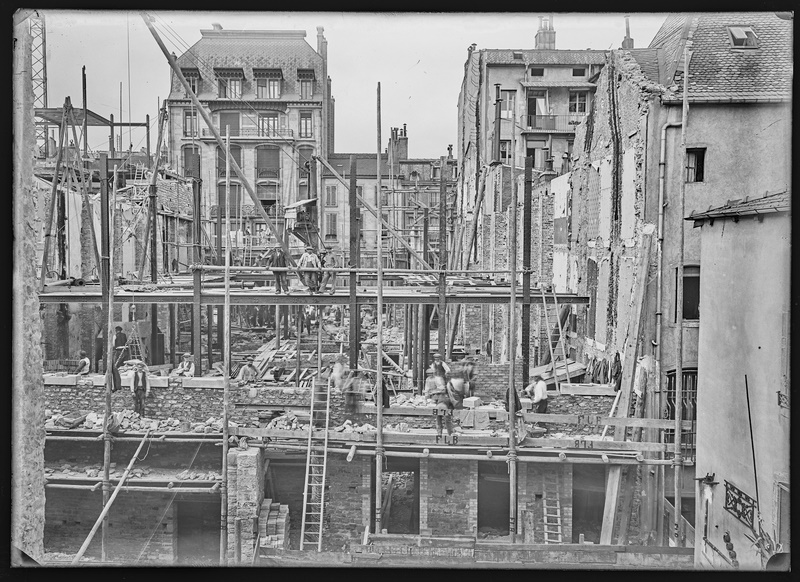 Anonyme, La construction de la Belle Jardinière à Nancy en 1913. Négatif gélatino-argentique sur plaque de verre, inv. 2019.0.3124