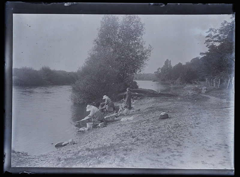 Félix Roy, Lavandières au bord de la Moselle à Bayon, en 1913. Négatif gélatino-argentique sur plaque de verre, inv. 2019.0.722