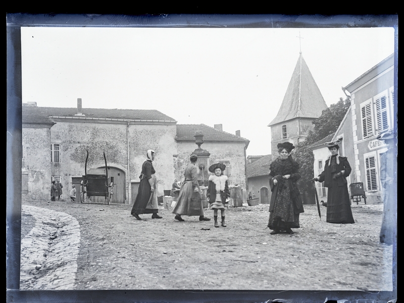 Félix Roy, Place de la Fontaine à Chaligny en 1905. Négatif gélatino-argentique sur plaque de verre, inv. 2019.0.759