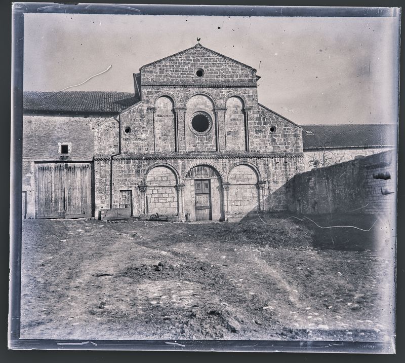 Georges Thiry, L'ancienne abbaye de Sainte-Marie-au-Bois à Vilcey-sur-Trey (54), vers 1900. Négatif gélatino-argentique sur plaque de verre, inv. 2019.0.1090