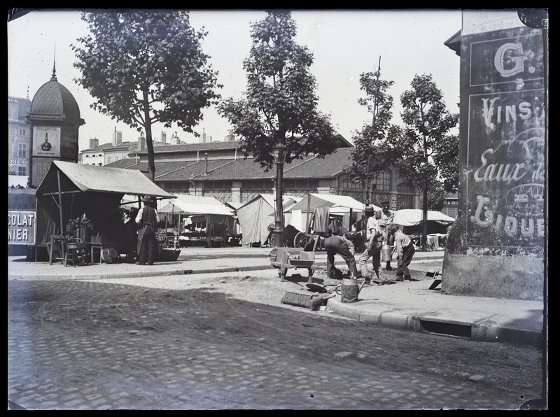 Anonyme, La place Mengin et le marché couvert à Nancy, vers 1905. Négatif gélatino-argentique sur plaque de verre, inv. 2019.0.94