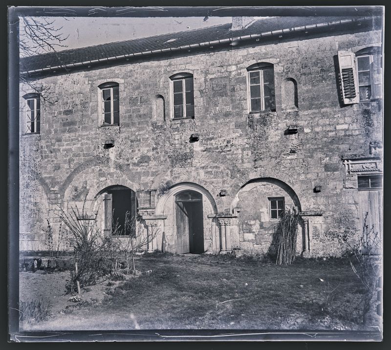 Georges Thiry, L'ancienne abbaye de Sainte-Marie-au-Bois à Vilcey-sur-Trey (54), vers 1900. Négatif gélatino-argentique sur plaque de verre, inv. 2019.0.1088