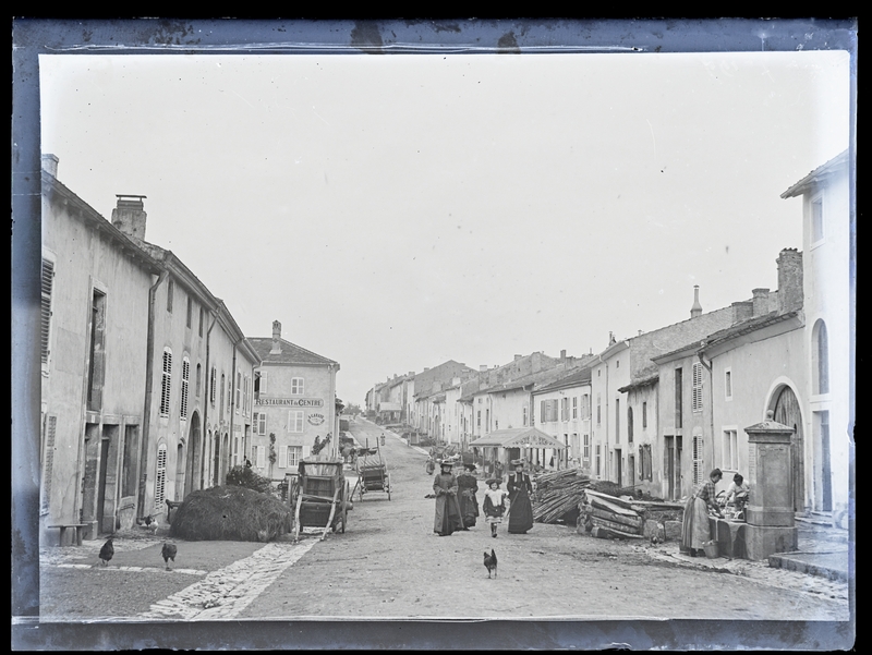 Félix Roy, La Grand rue du village de Maron en 1905. Négatif gélatino-argentique sur plaque de verre, inv. 2019.0.846