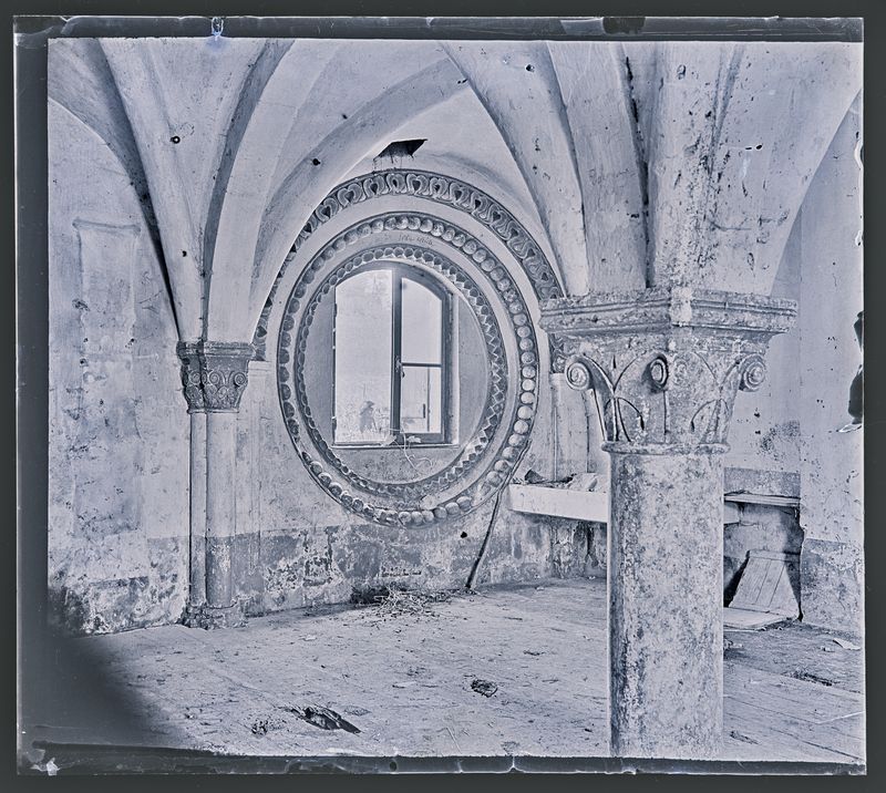 Georges Thiry, Intérieur de l'ancienne abbaye de Sainte-Marie-au-Bois à Vilcey-sur-Trey (54), vers 1900. Négatif gélatino-argentique sur plaque de verre, inv. 2019.0.1091