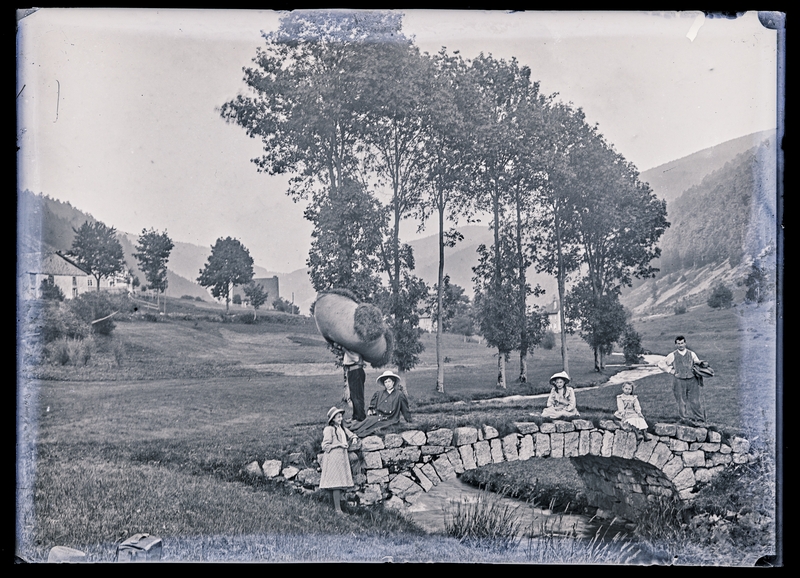 Félix Roy, Le petit pont du Rudlin dans les Vosges en 1910. Négatif gélatino-argentique sur plaque de verre, inv. 2019.0.3813