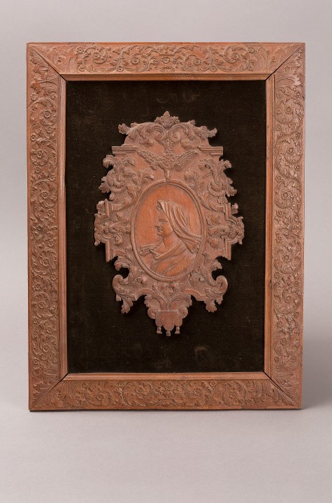 Lorraine, Médaillon au profil de la Vierge, bois de Sainte-Lucie, 1er quart du XVIIIe siècle