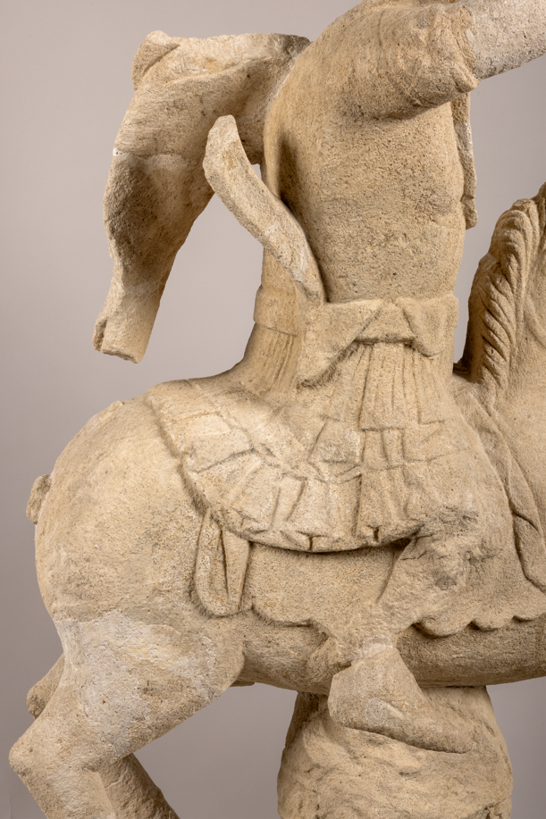 Cavalier au génie, calcaire, ronde-bosse, époque gallo-romaine