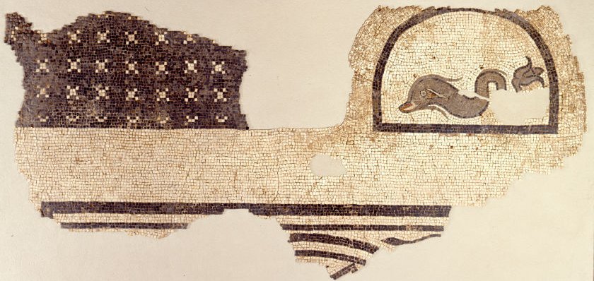 Mosaïque au dauphin, calcaire taillé, époque gallo-romaine 