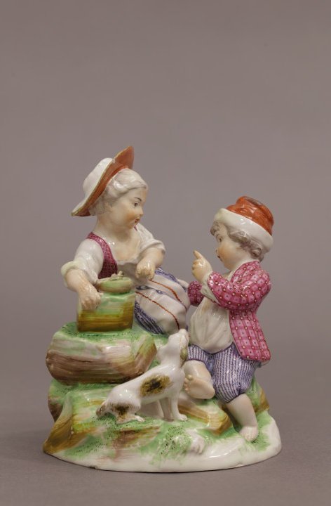 Manufacture de Niderviller, Deux enfants avec un chien ou Le nid, faïence stannifère à décor de réverbère, 1760-1780