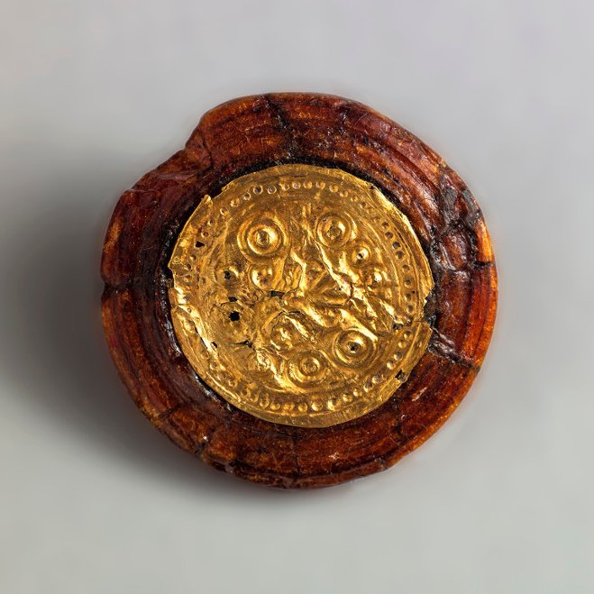 Fibule, or, ambre et alliage cuivreux, fin du 1er âge du fer 
