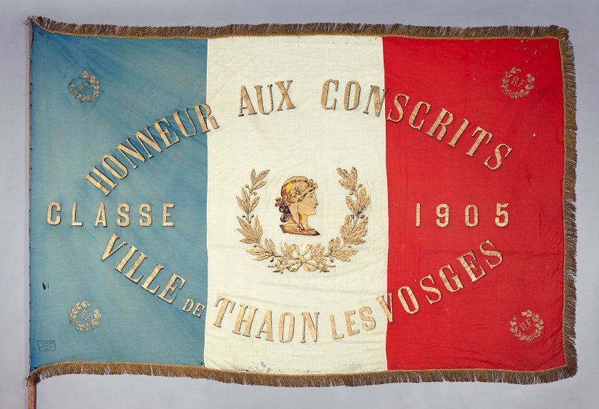 Drapeau de conscrits de la classe 1905 de Thaon-les-Vosges, coton, 1905 © Région Lorraine - Inventaire général / Photo S. Durand	