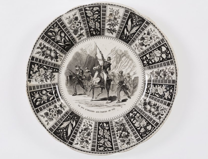 Manufacture de Sarreguemines, Assiette «Le duc d’Orléans aux portes de fer », faïence décorée par procédé d’impression, vers 1840	
