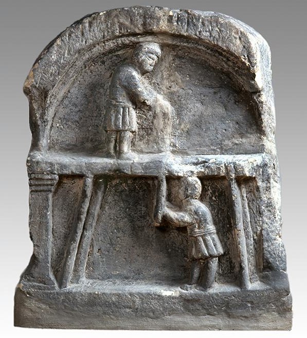 Stèle dite « des scieurs de long », grès taillé, époque gallo-romaine