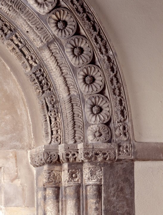Portail de l’église Notre-Dame, fin XIe- début XIIe siècle, détail	