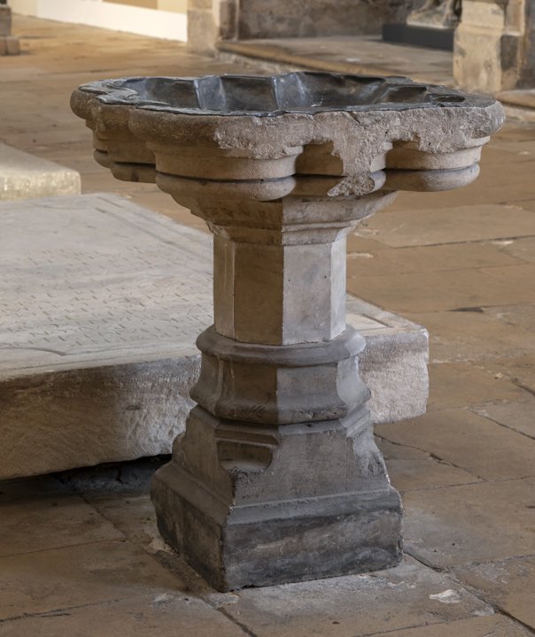 Lorraine, Cuve baptismale quadrilobe, XVe ou XVIe siècle, Calcaire et plomb