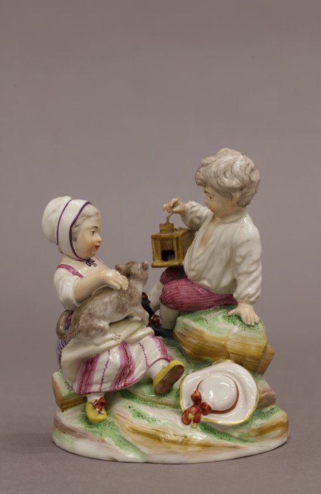 Manufacture de Niderviller, Deux enfants avec un chat ou La Souricière, faïence stannifère à décor de réverbère, 1760-1780