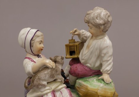 Manufacture de Niderviller, Deux enfants avec un chat ou La Souricière, faïence stannifère à décor de réverbère, 1760-1780