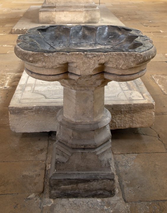 Lorraine, Cuve baptismale quadrilobe, XVe ou XVIe siècle, Calcaire et plomb