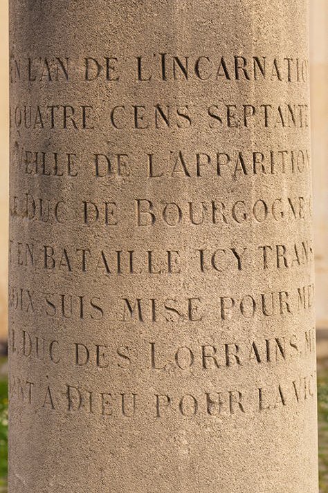 Monument commémoratif de la mort de Charles de Bourgogne dit « Croix de Bourgogne », calcaire taillé, sculpté, 1821-1822, détail