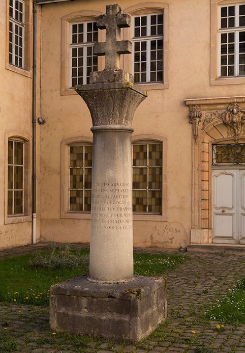 Monument commémoratif de la mort de Charles de Bourgogne dit « Croix de Bourgogne », calcaire taillé, sculpté, 1821-1822